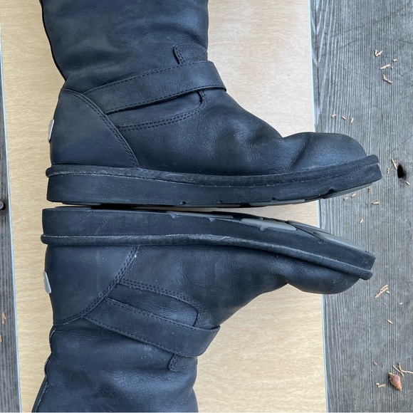 UGG Wm’s Kensington Black Leather Shearling Lined Buckle Boot In Sz 8 - Picture 13 of 15